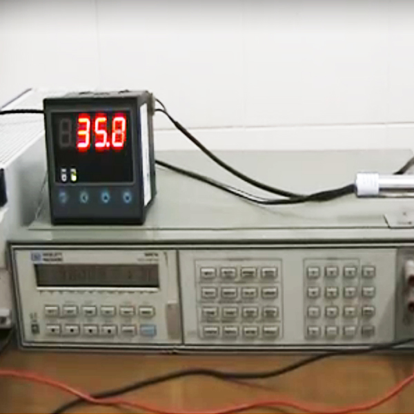 1.9V低电压供电在线式红外测温仪